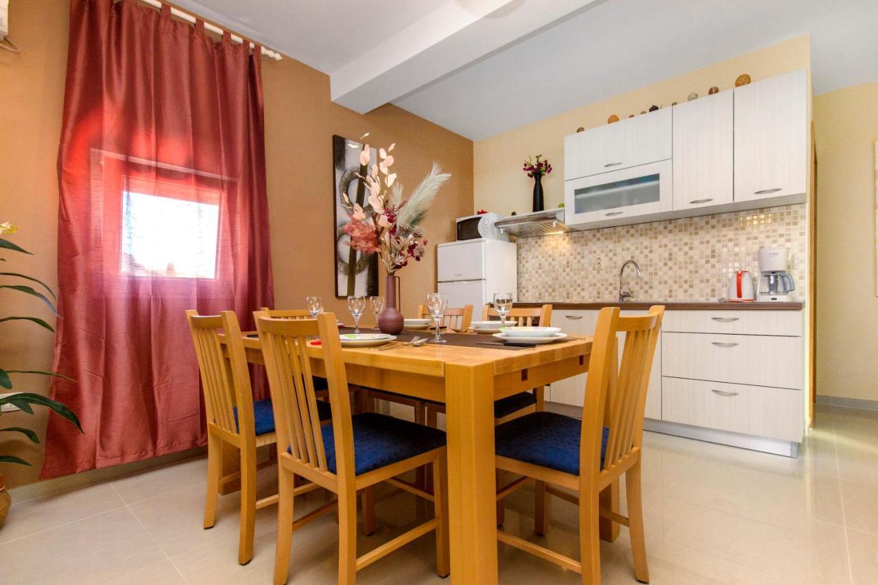 Apartmani Nikolina Seaview Sibenik Bagian luar foto
