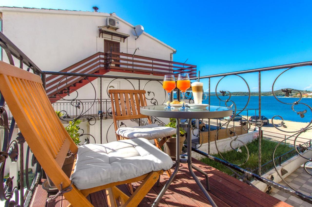 Apartmani Nikolina Seaview Sibenik Bagian luar foto