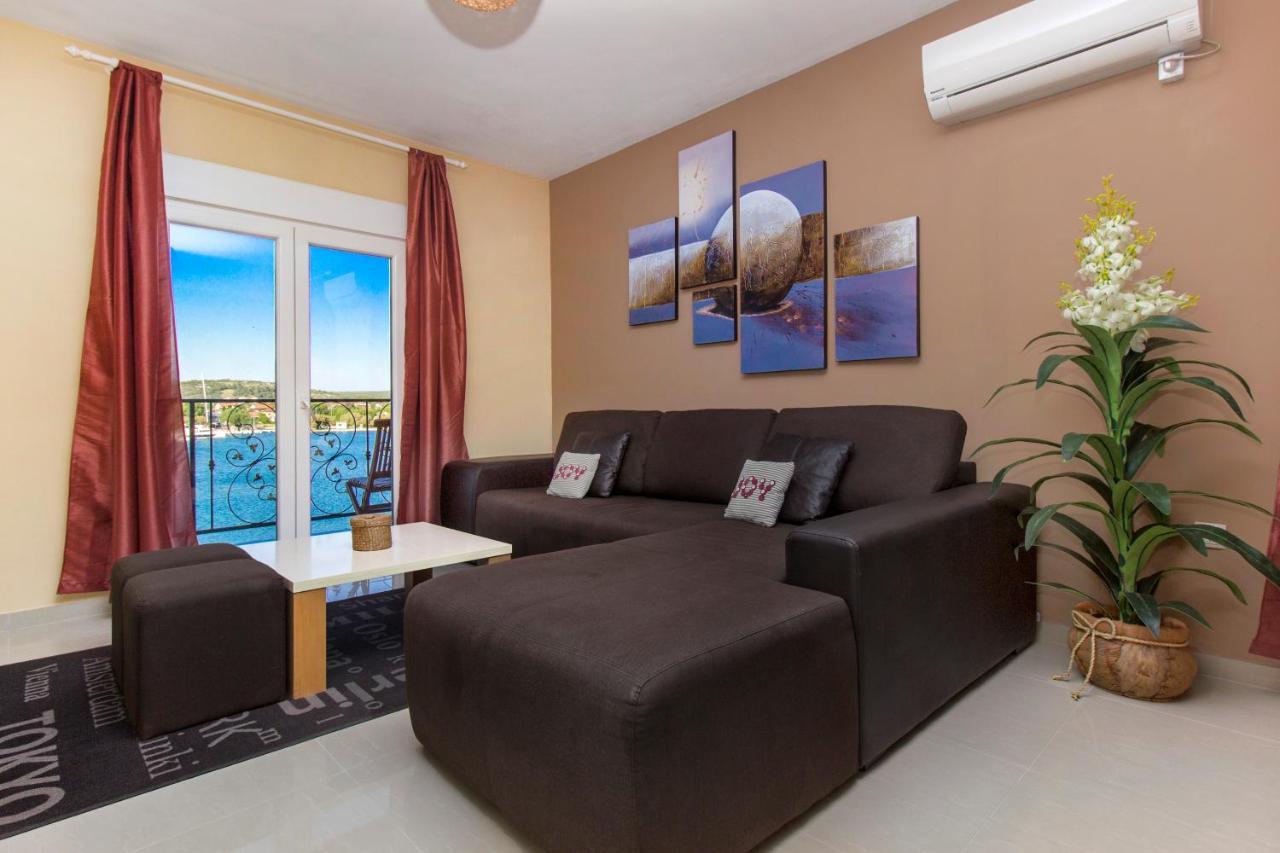 Apartmani Nikolina Seaview Sibenik Bagian luar foto